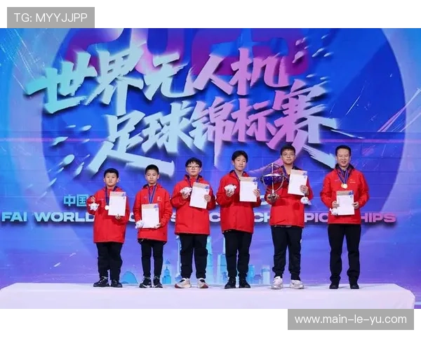 无人机足球冠军赛现“子弹时间”回放，观众沉浸体验